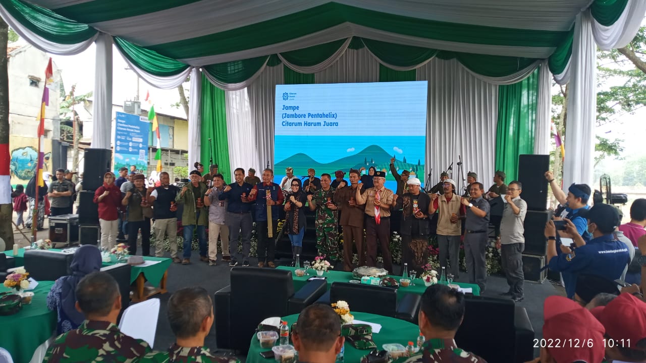 Melalui WatsApp Blasting, Satgas Citarum Harum Sektor 8 Siapkan Buzzer Untuk Awasi Pembuang Sampah Ke Sungai