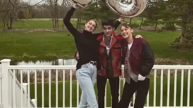 Bersama Zayn Malik, Gigi Hadid mengenakan turtleneck dan perutnya terlihat membuncit. [Instagram Gigi Hadid]