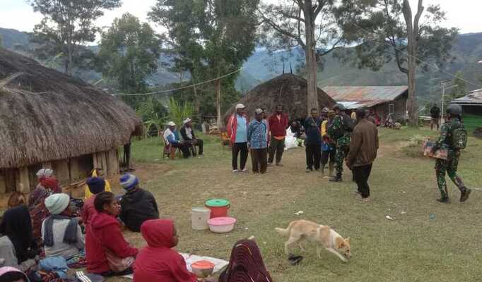 Bantuan Sembako Emosional, Satgas Yonif 721/Mks Papua, Keluarga Berduka Lanny Jaya, Masyarakat Desa Ninabua