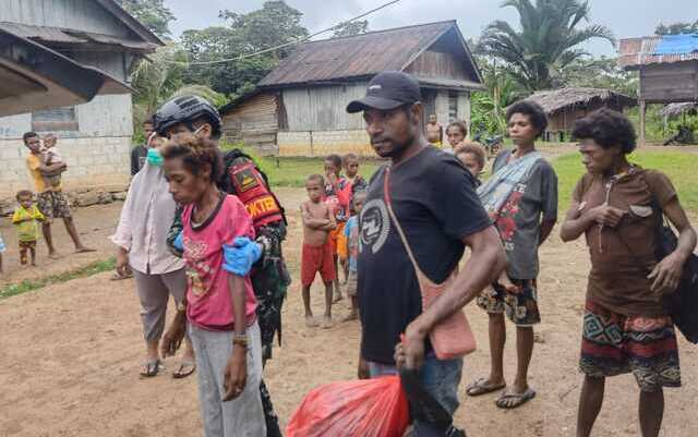Pelayanan kesehatan darurat, evakuasi warga, TBC, Satgas Yonif 310/KK, Papua
