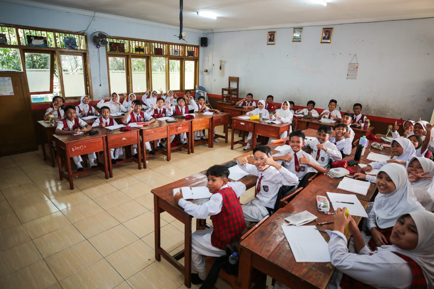 Suasana kelas siswa sekolah di Indonesia saat kegiatan belajar mengajar
