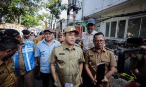 Pemkot Bandung Segel Lokasi Penebangan 12 Pohon Tanpa Izin di Pasar Cijerah
