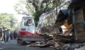 Kembalikan Fungsi Trotoar, Satpol PP Tertibkan 58 Bangli di Kecamatan Andir