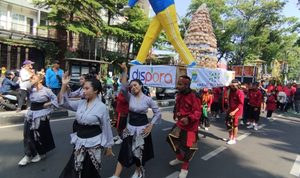 Pawai Jampana Meriahkan Penutupan HJKB ke-216, Tradisi Lokal Jadi Daya Tarik Warga